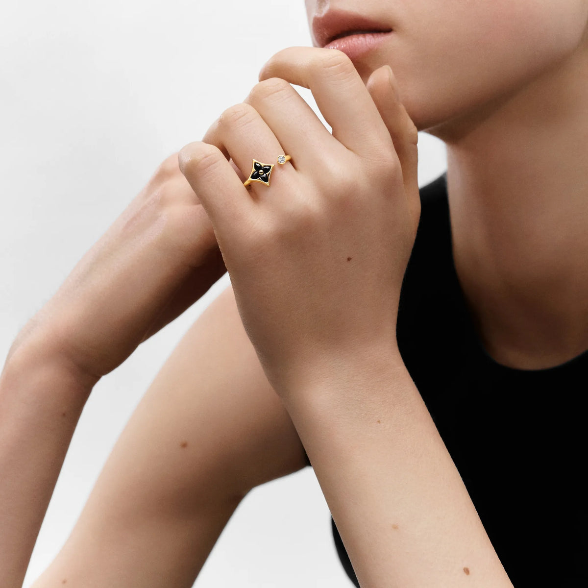Yellow Gold Onyx Diamonds Ring Q862177